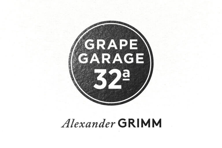 Weinflasche von Grape Garage 32a - Alexander Grimm Schweigen Pfalz - Design der Etiketten, Logo und Branding, Weinmarketing von der Designagentur Yummy Stories