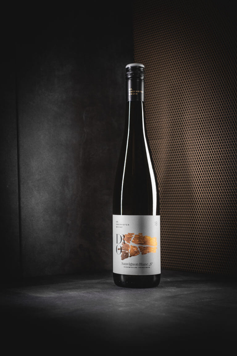 Weinflasche vom Weingut Dr. Oberhofer - Kirrweiler Pfalz - Design der Etiketten, Logo und Branding, Weinmarketing von der Designagentur Yummy Stories