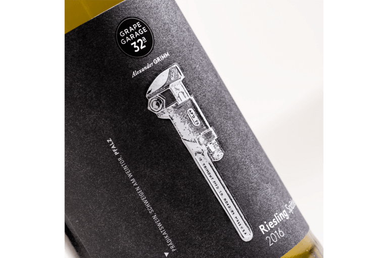 Weinflasche von Grape Garage 32a - Alexander Grimm Schweigen Pfalz - Design der Etiketten, Logo und Branding, Weinmarketing von der Designagentur Yummy Stories