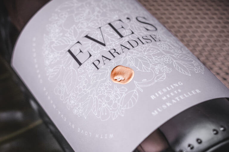 Weinflasche von Eve's Paradise by Eva-Maria Oberhofer - Weingut Dr. Oberhofer Kirrweiler Pfalz - Design der Etiketten, Logo und Branding, Weinmarketing von der Designagentur Yummy Stories 