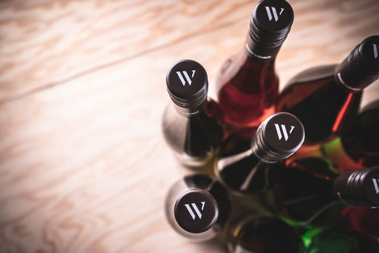 Weinflaschen vom Weingut aus Edesheim in der Pfalz - Design der Etiketten, Logo und Branding, Weinmarketing von der Designagentur Yummy Stories