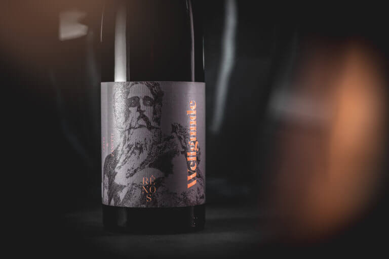 Weinflasche von Renos - Weingut Leitz und Winepunk Marco Zanetti, Rüdesheim - Design der Etiketten, Logo und Branding, Weinmarketing von der Designagentur Yummy Stories  