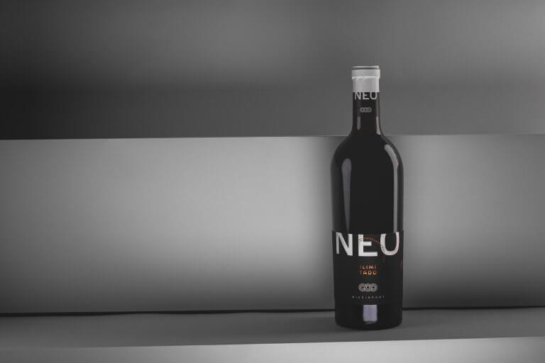 Weinetiketten Design für den Wein NEO vom Weincampus Neustadt von der Designagentur Yummy Stories aus Edesheim in der Pfalz